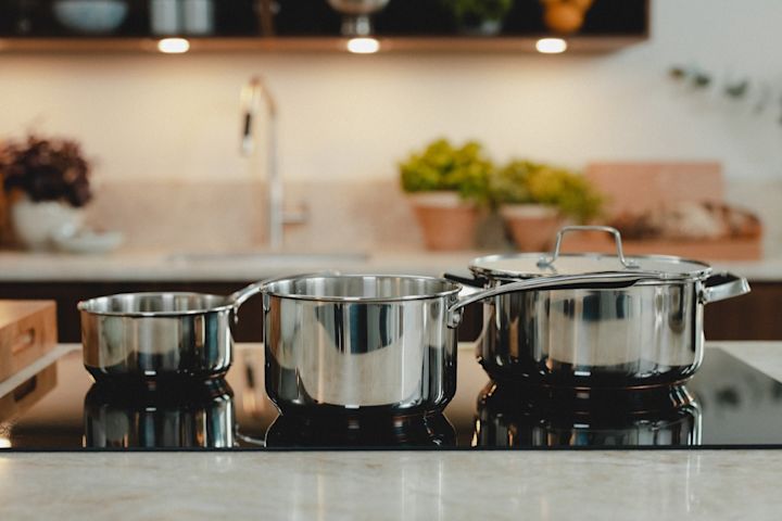 Classic cooking pots in stainless steel and in different sizes from the brand Markus Aujalay.