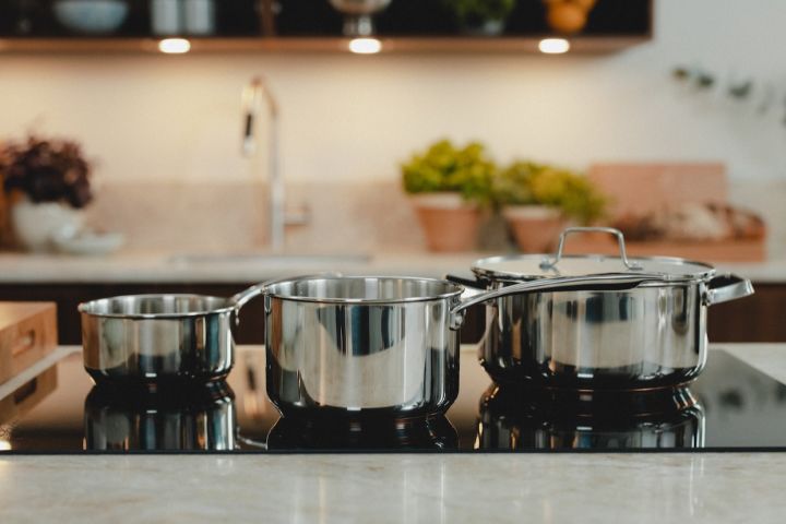 Classic cooking pots in stainless steel and in different sizes from the brand Markus Aujalay.