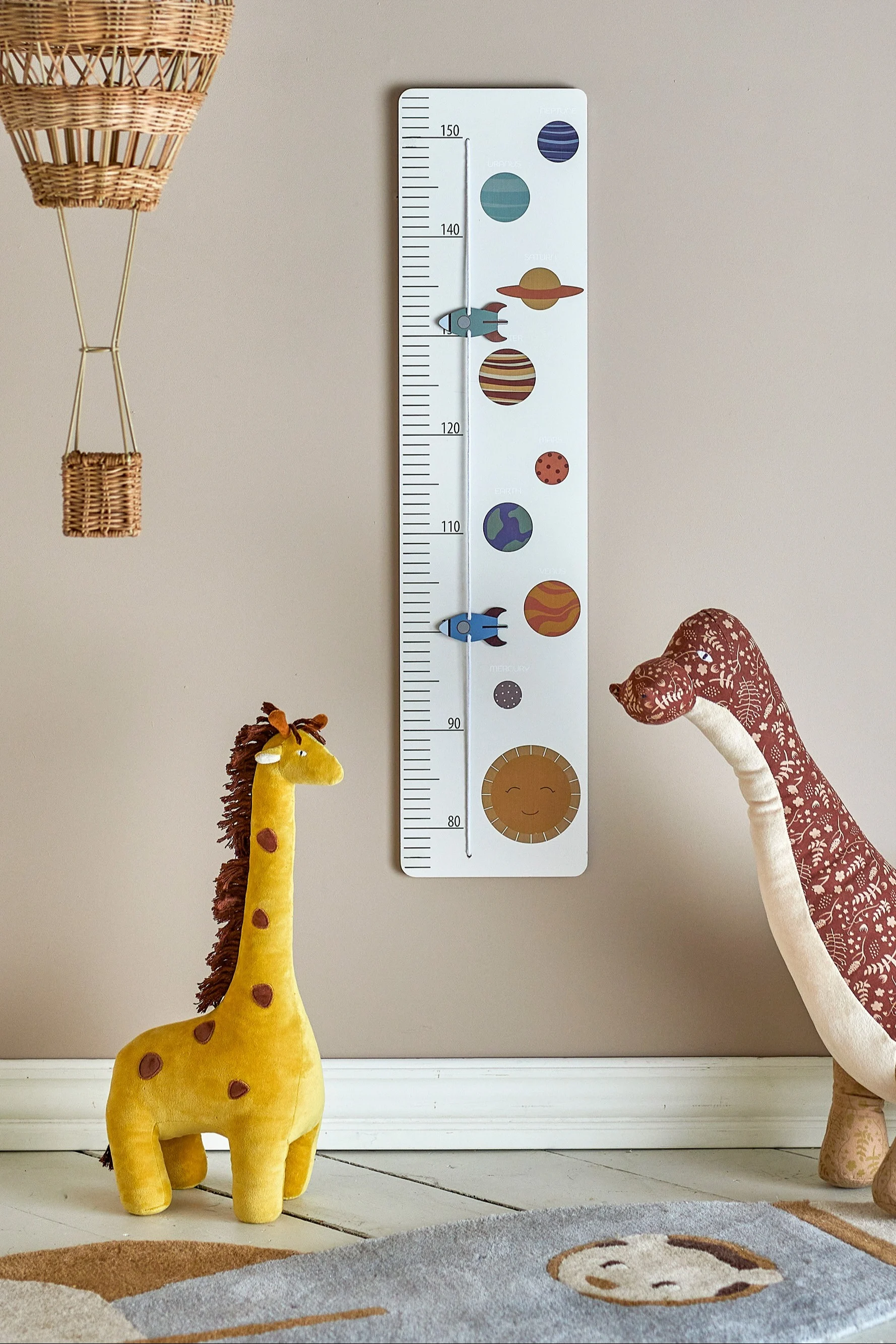 With the cute Bloomingville height chart, parents can measure their child's height for years to come. Here you can see the height chart hanging on the wall in an imaginative decorative nursery.