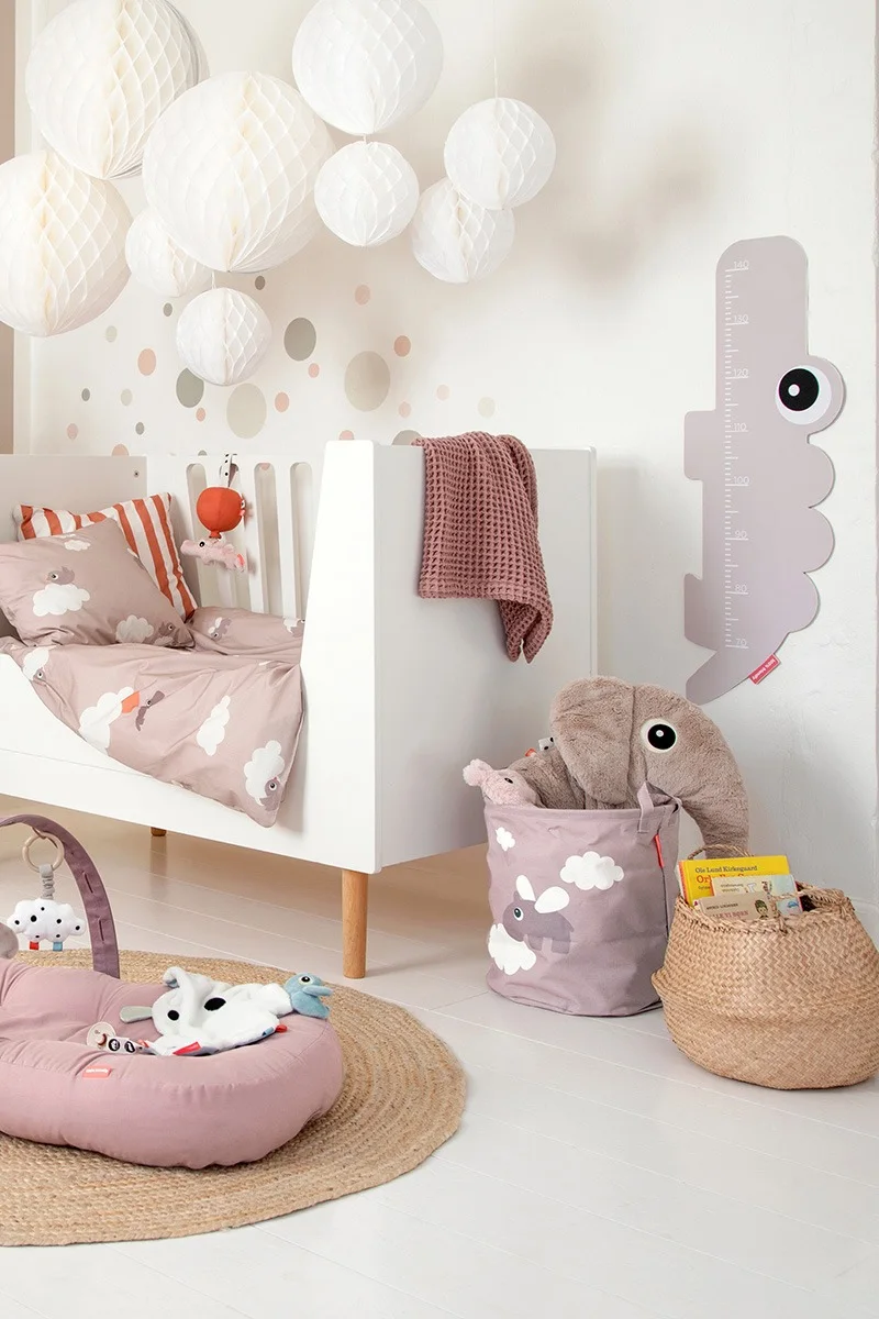 With the cute Bloomingville height chart, parents can measure their child's height for years to come. Here you can see the height chart hanging on the wall in an imaginative decorative nursery.