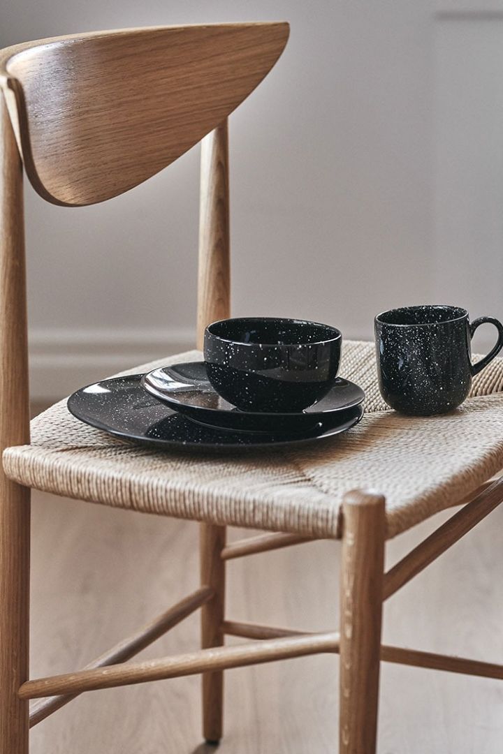 The japandi style loves black accents with natural materials. 
