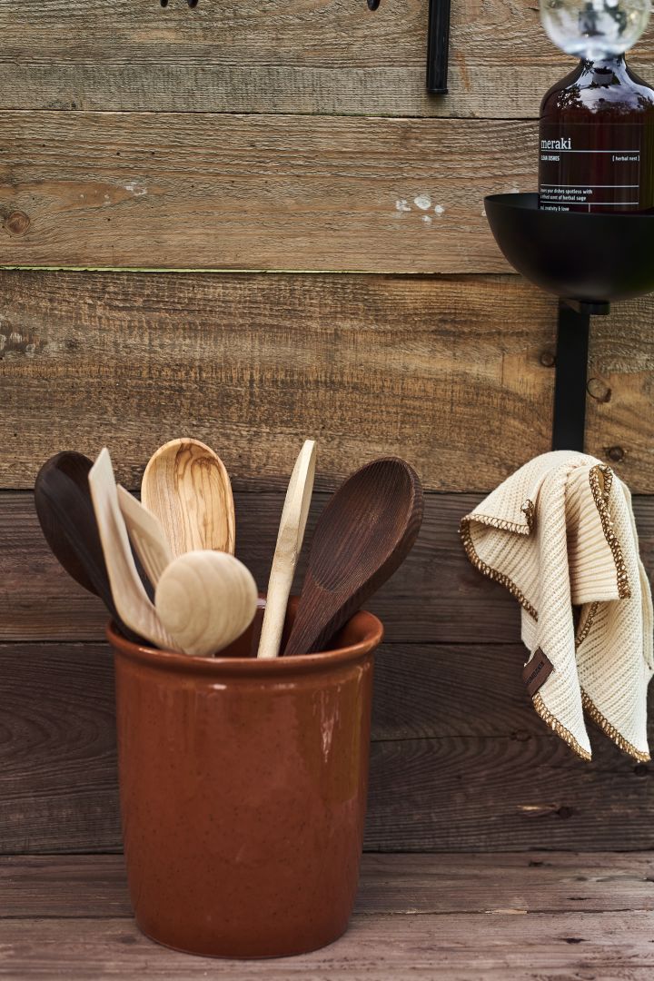 Store your utensils for your simple outdoor kitchen in a rustic jar or flower pot 