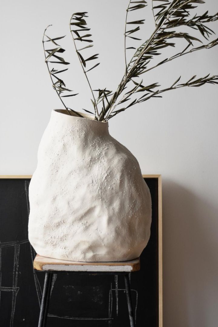 @eliseboreham_ creates Mediterranean decor in her home with the Catia vase from Lene Bjerre. 
