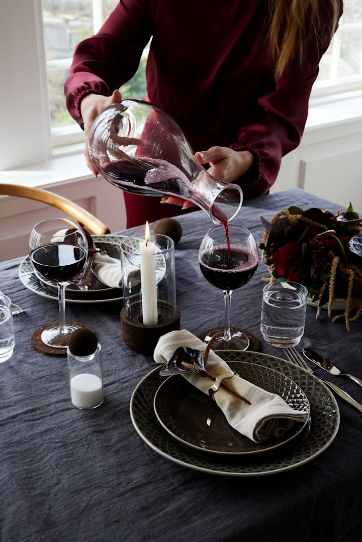 Uniform table decorations create an atmospheric, romantic ambience. Set the table in dark colours and add small, stylish details to the decorations.
