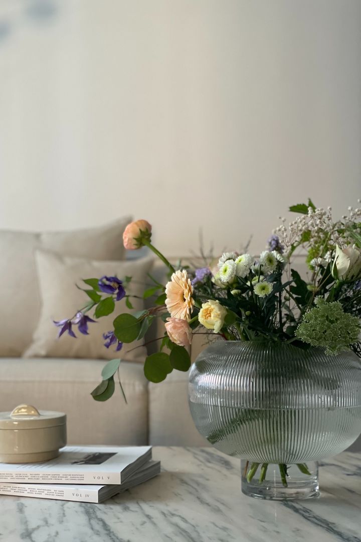 The round Sphere vase in clear glass from By On is the perfect large vase for a coffee table. @homebynicky