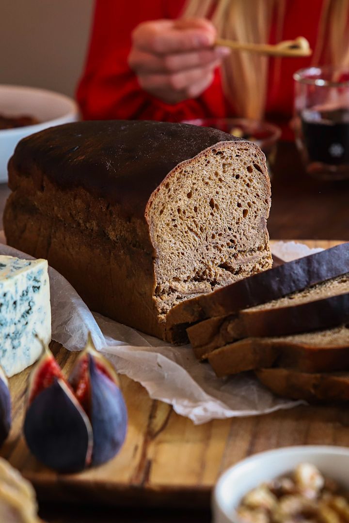 Christmas baking recipes from Baka med Frida - a classic Swedish Wort bread served on a wooden cutting board with blue cheese and figs.