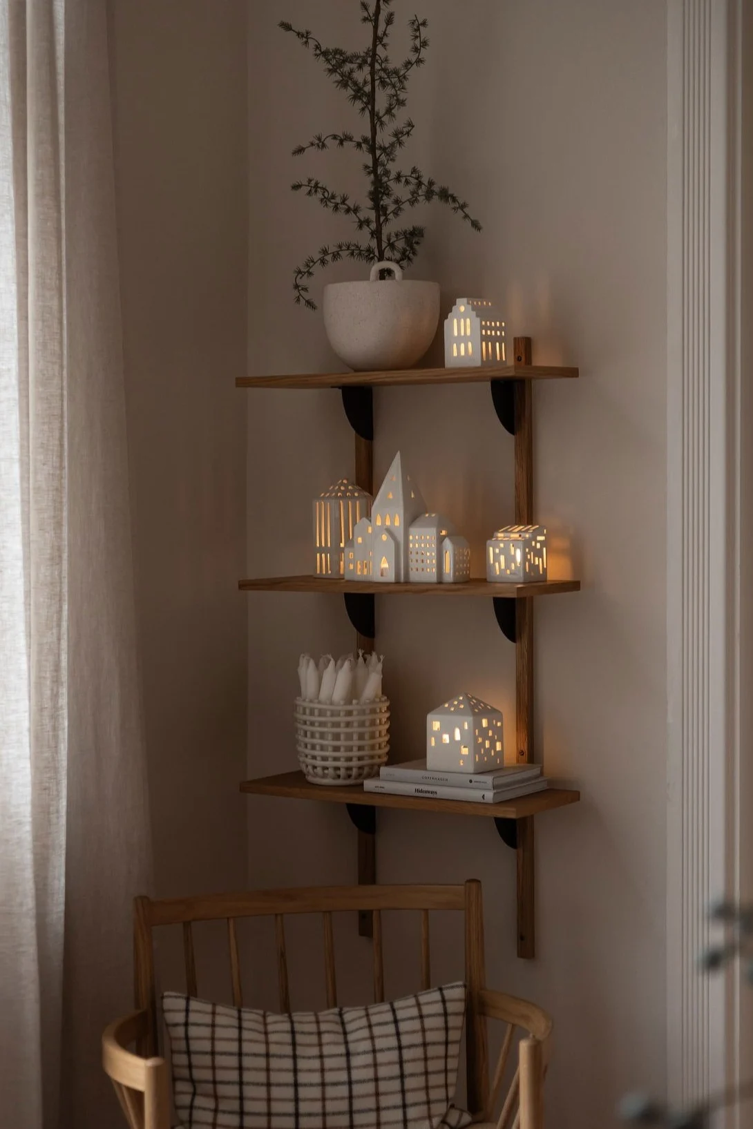 Minimalist Christmas decor in a neutral beige and white living room. Here you see the Urbania candle holders from Kähler on a coffee table. 