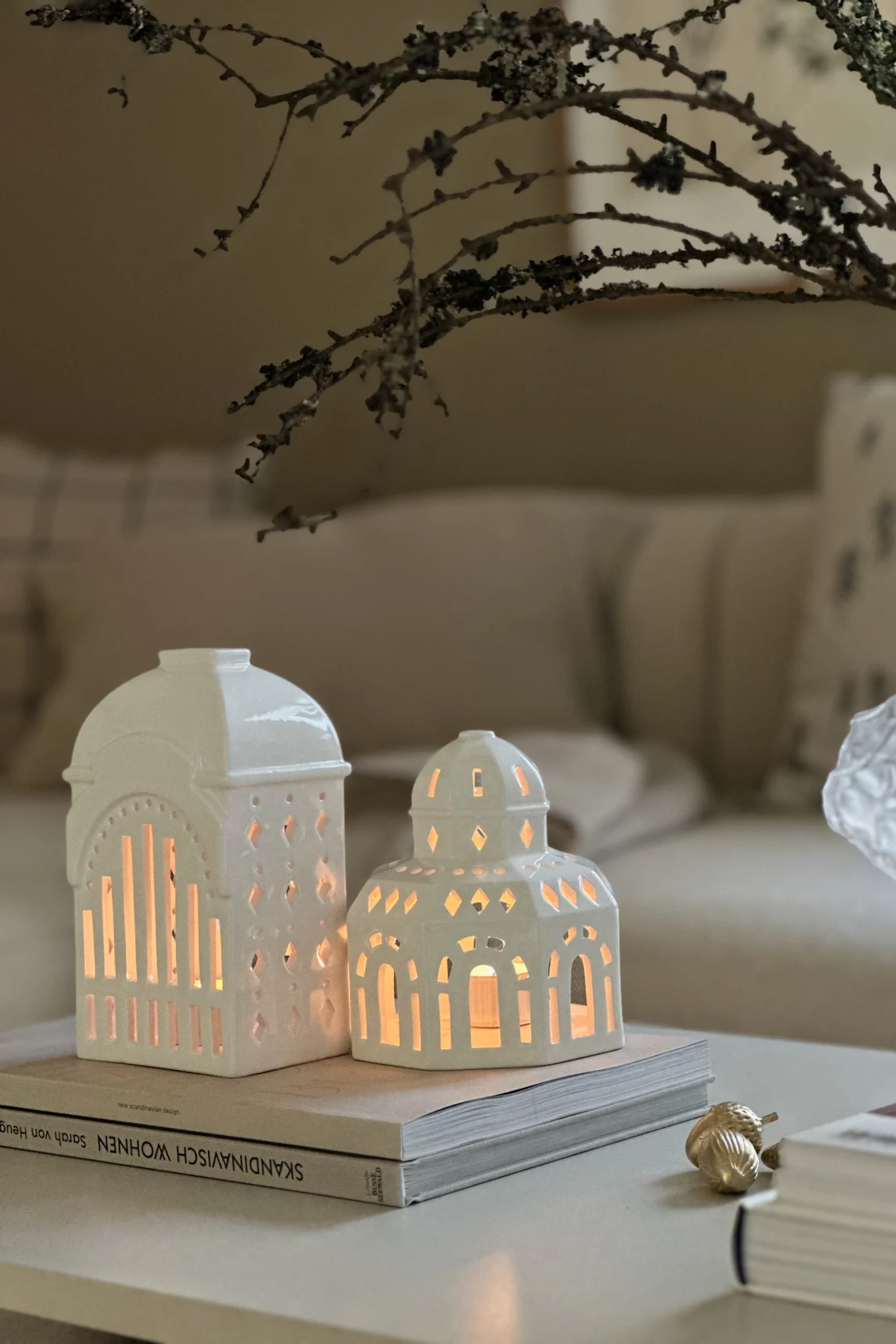 Minimalist Christmas decor in a neutral beige and white living room. Here you see the Urbania candle holders from Kähler on a coffee table. 