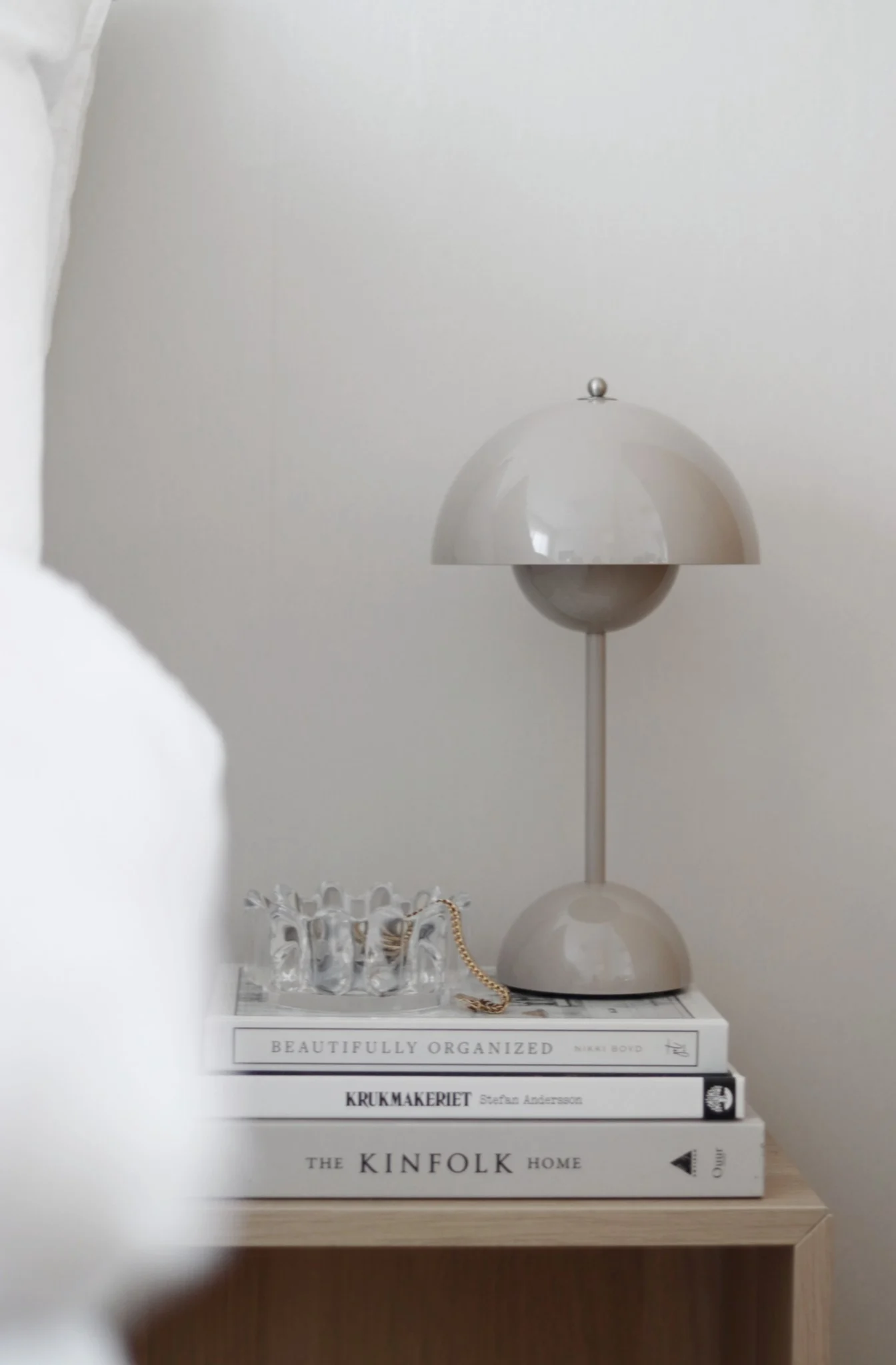 The cordless table lamp the Flower pot vp9 from &tradition is perfect on the bedside table of Instragram profile @hemmahosfalk.