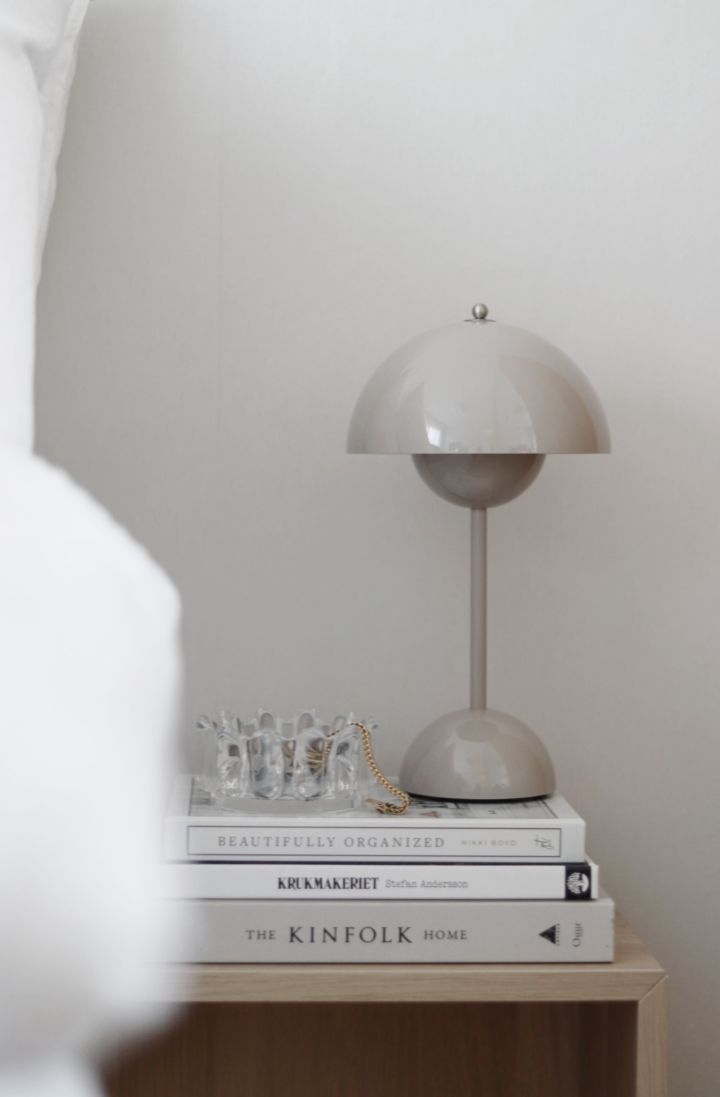 The cordless table lamp the Flower pot vp9 from &tradition is perfect on the bedside table of Instragram profile @hemmahosfalk.