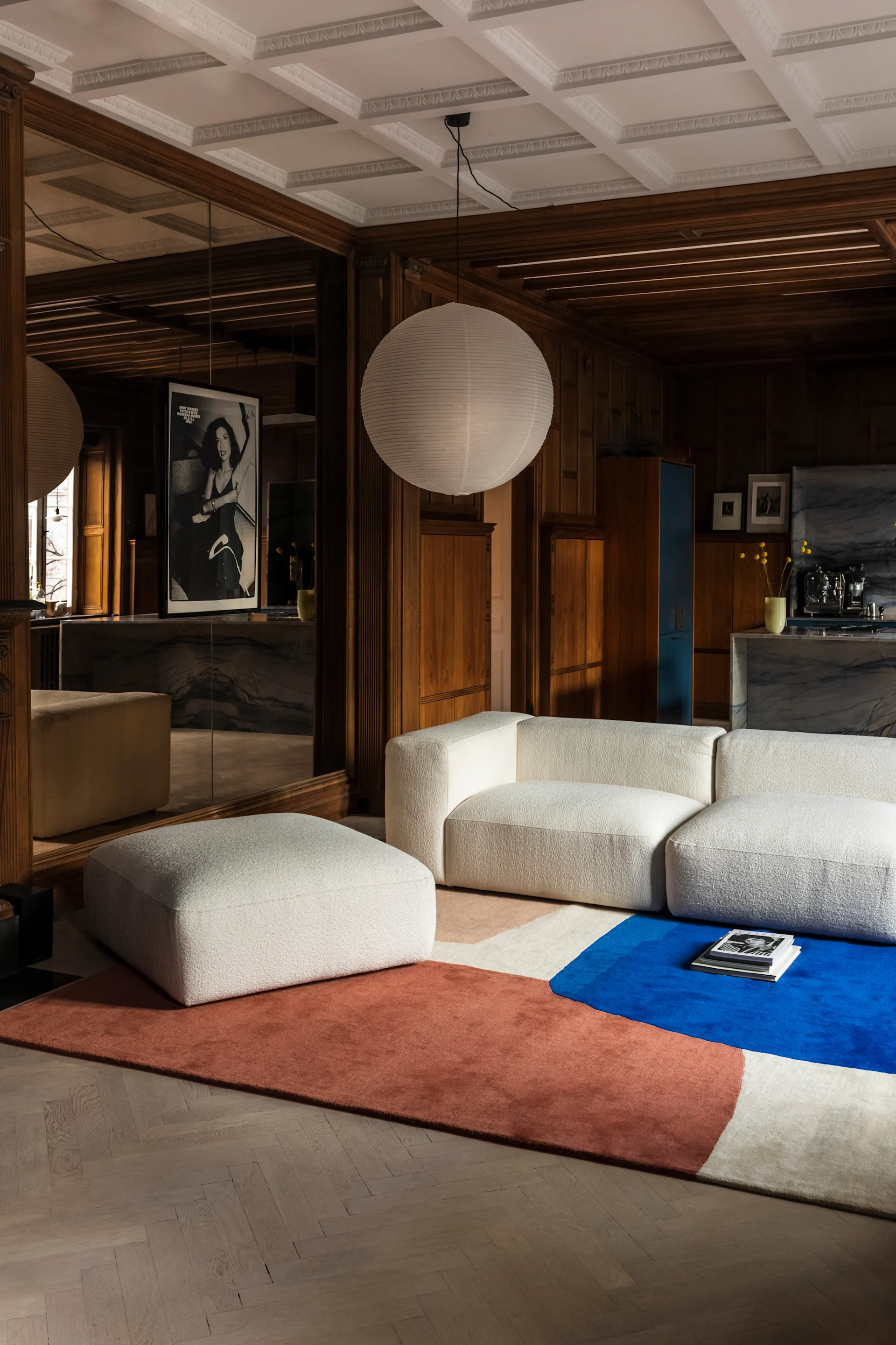 A living room with a graphic statement rug in blue and red, reflecting the interior design trends of 2026.
