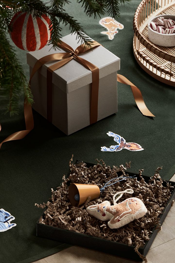 Textile Christmas pendants in the form of forest animals and Christmas motifs are a large part of this year's scandi Christmas decorations for 2022 - here in the form of a deer from Broste Copenhagen.