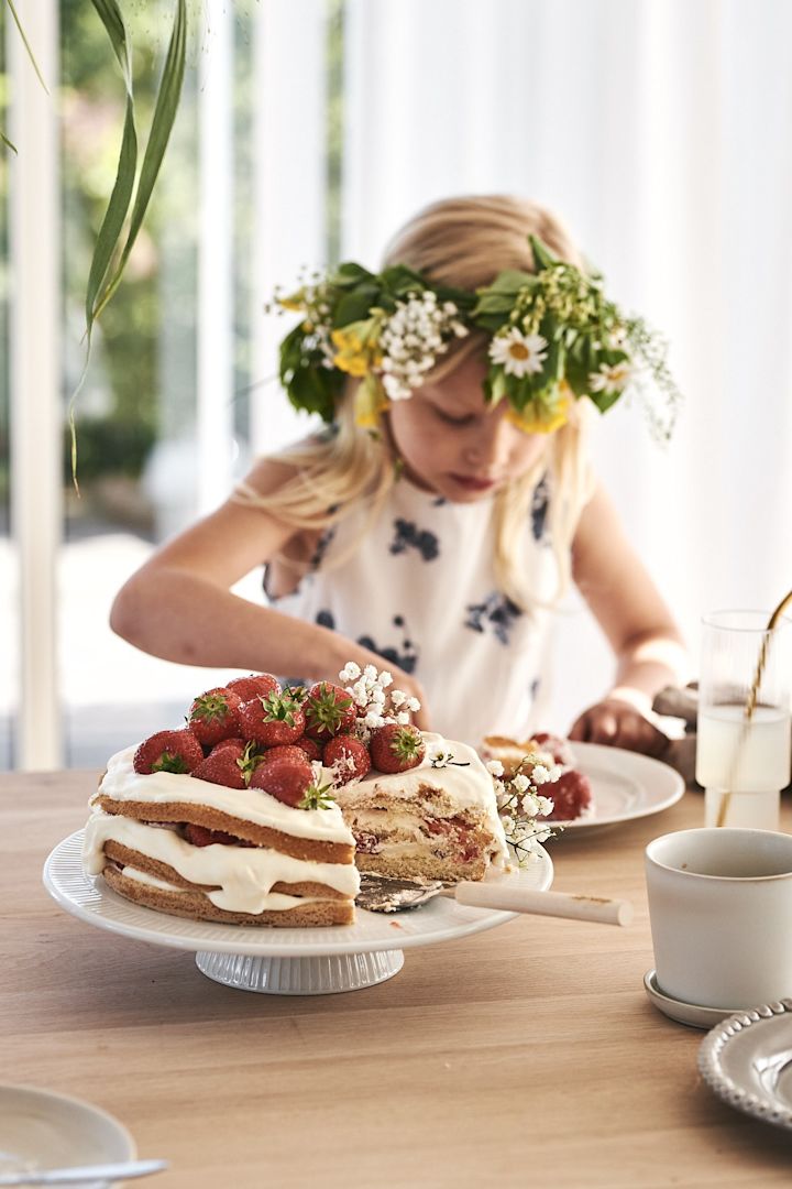 Summer bucket list tip number 20 - Bake a strawberry cake to serve your family.