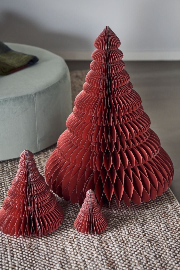 Decorate the Christmas tree with Christmas tree decorations for 2021 in 4 different styles according to Nest Trends - Nurture, Share, Boost and Cultivate. Here you see three paper Christmas trees in red from Broste Copenhagen that will create a rich Christmas feeling at home.