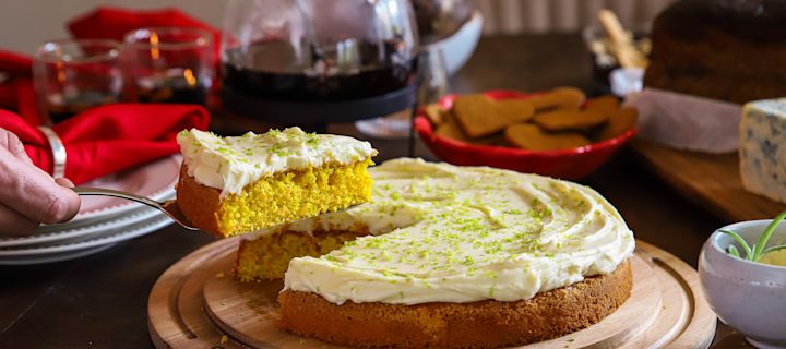 Christmas baking recipes from Baka med Frida - a saffron and carrot cake with vanilla cream cheese frosting. 