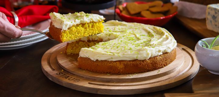 Christmas baking recipes from Baka med Frida - a saffron and carrot cake with vanilla cream cheese frosting. 