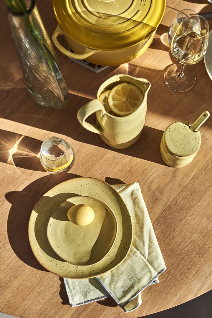 Here you see a yellow Easter table setting idea with the speckled collection from ferm LIVING. 