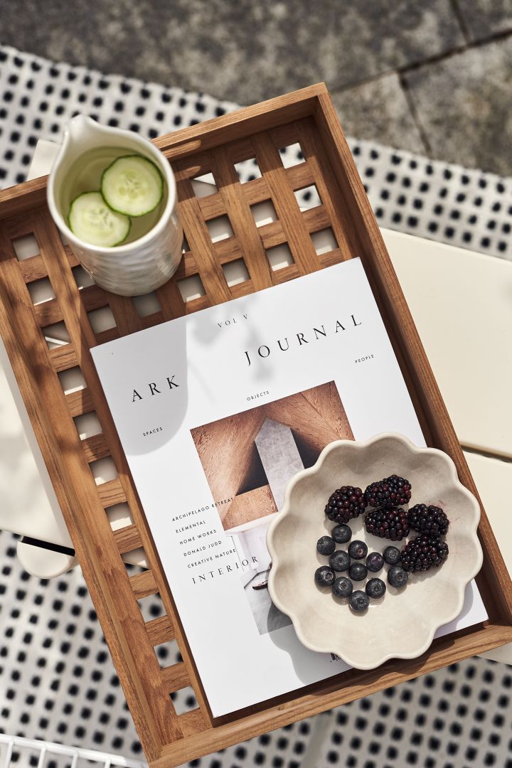 Skageraks wooden tray is a real summer essential for days in the garden or by the pool. Perfect for snacks or drinks. 