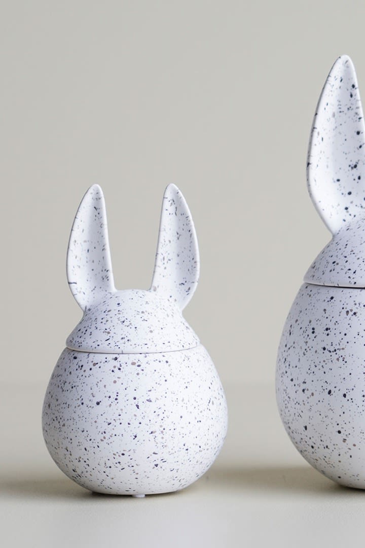 Stylish Easter decorations from DBKD in the form of the eating rabbit bowl in white. 