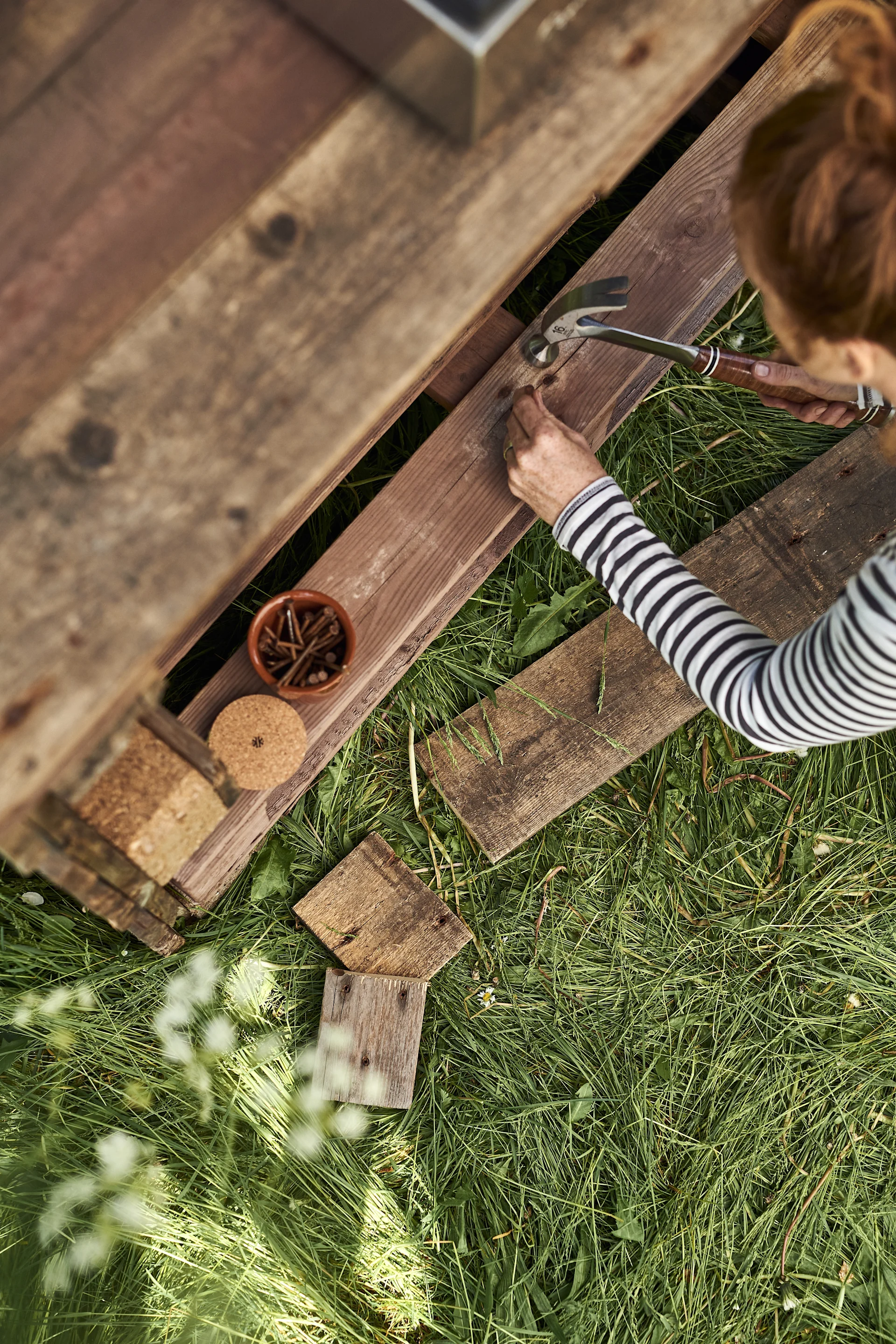 Build a simple DIY outdoor kitchen in your garden using just Euro pallets and tools from home. 