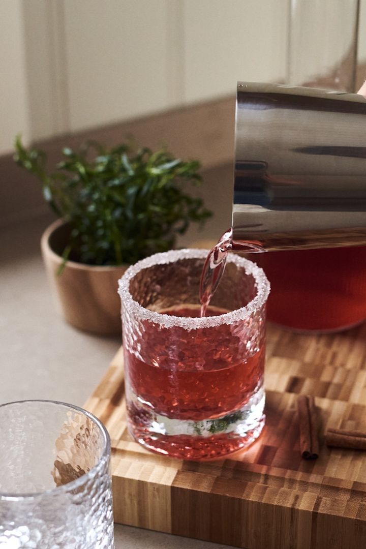 Types of cocktail glasses - here you see a Christmas themed cocktail in the Holmegaard Forma tumbler. 