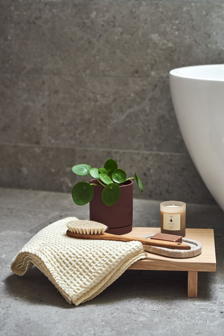 Bath brush from Iris Hantverk, scented candles from Bloomingville, soap and marble tray from Meraki and towel, pot and side table from Ferm Living - everything you need to make a relaxing home spa during Valentine's Day at home.