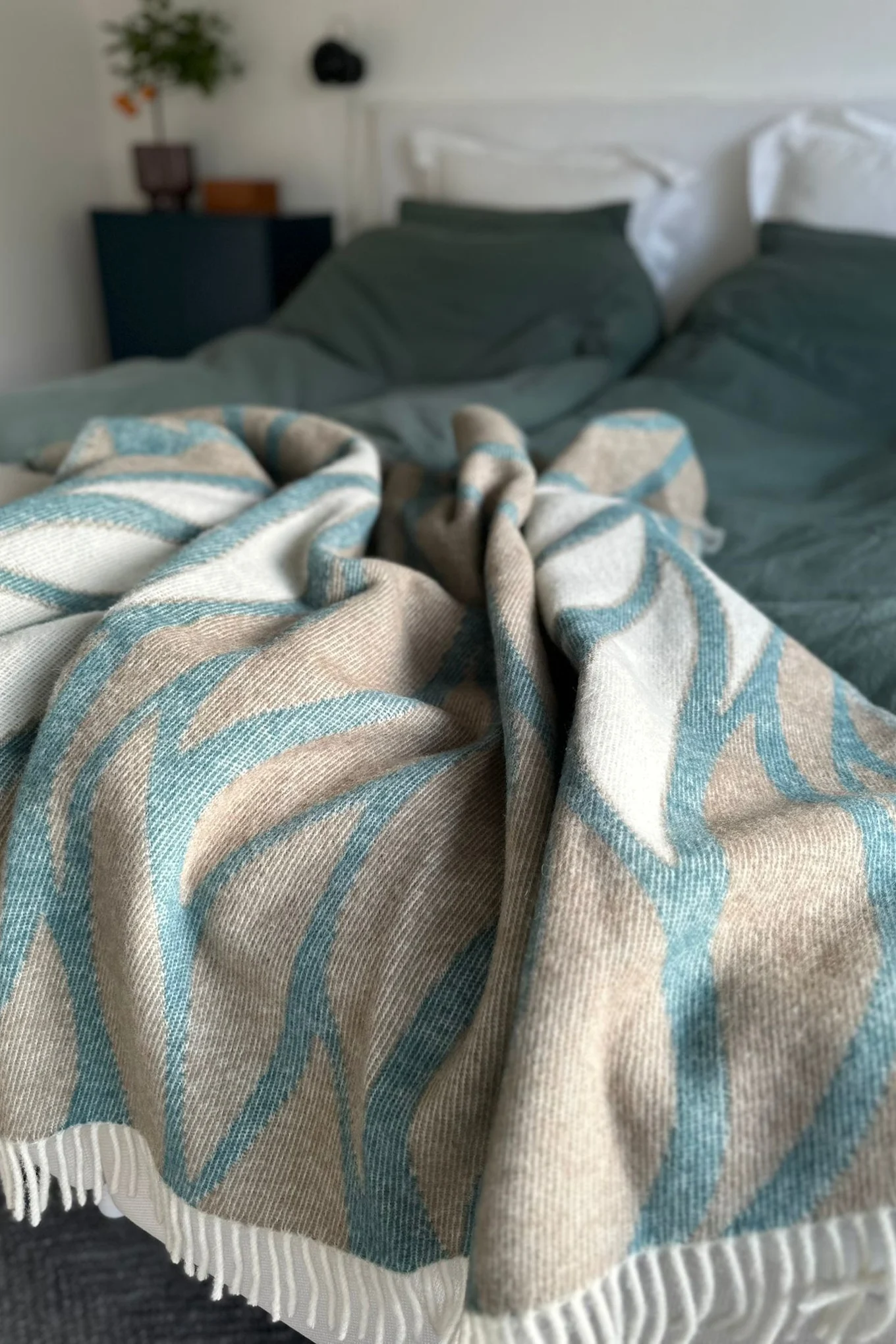 Emerald green and teal will be a major trend in interior colours in 2026. Here you see an emerald green throw from Classic Collection.