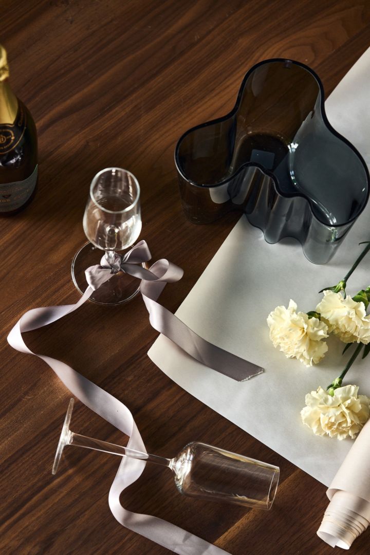 Creative gift ideas for an engagement. Here you see the Alvar Aalto vase from above so you can see the beautiful shape with the Essence champagne glasses both from Iittala. 