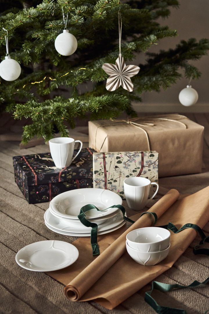 Give a Nordic gift this Christmas. Here you see a Christmas gift set that contains the Rörstrand Pli Blanc porcelain.