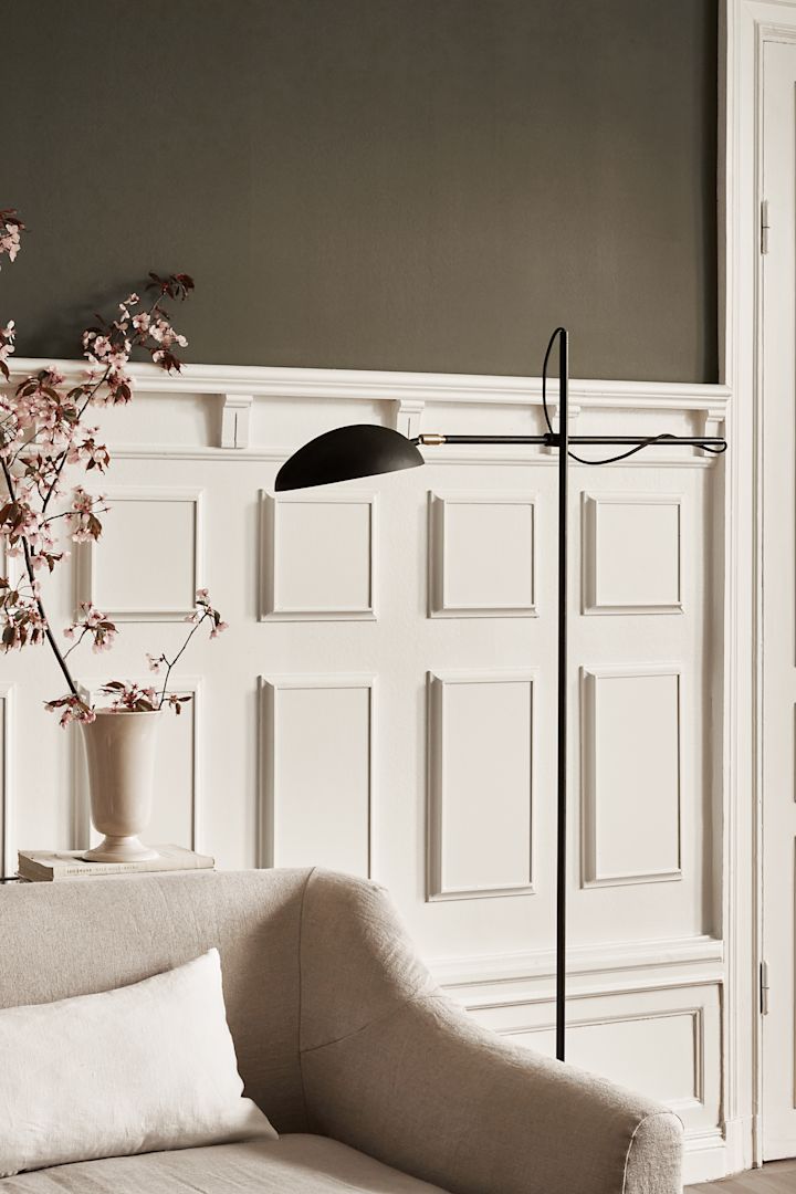 Refresh your home with modern lighting - here you see Spoon floor lamp from Watt & Veke in black that you can angle as you like.