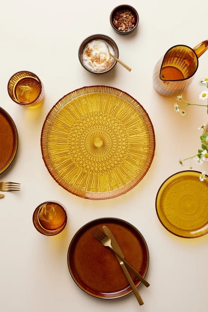 The interior colour trends for 2024 include shades of amber, here in the plate series Kusintha from Bitz. 