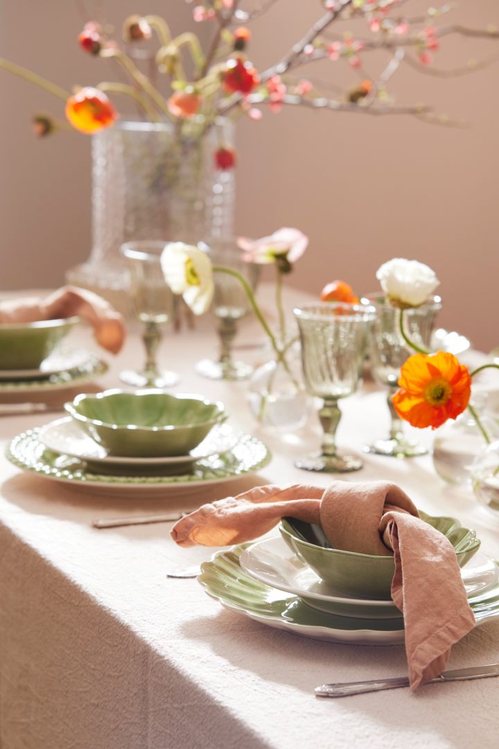Here you see a green Easter table setting idea from Mateus with green plates and pink linen napkins. 