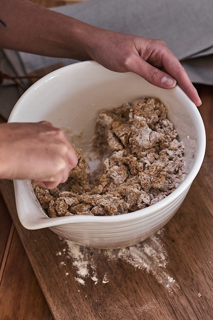 Renew your kitchen with 11 practical & stylish kitchen accessories for easier cooking - here you see Lantliv vessel bowl 2 L from Paradisverkstaden in the colour Havre which is a rustic bowl with pour spout made of stoneware.