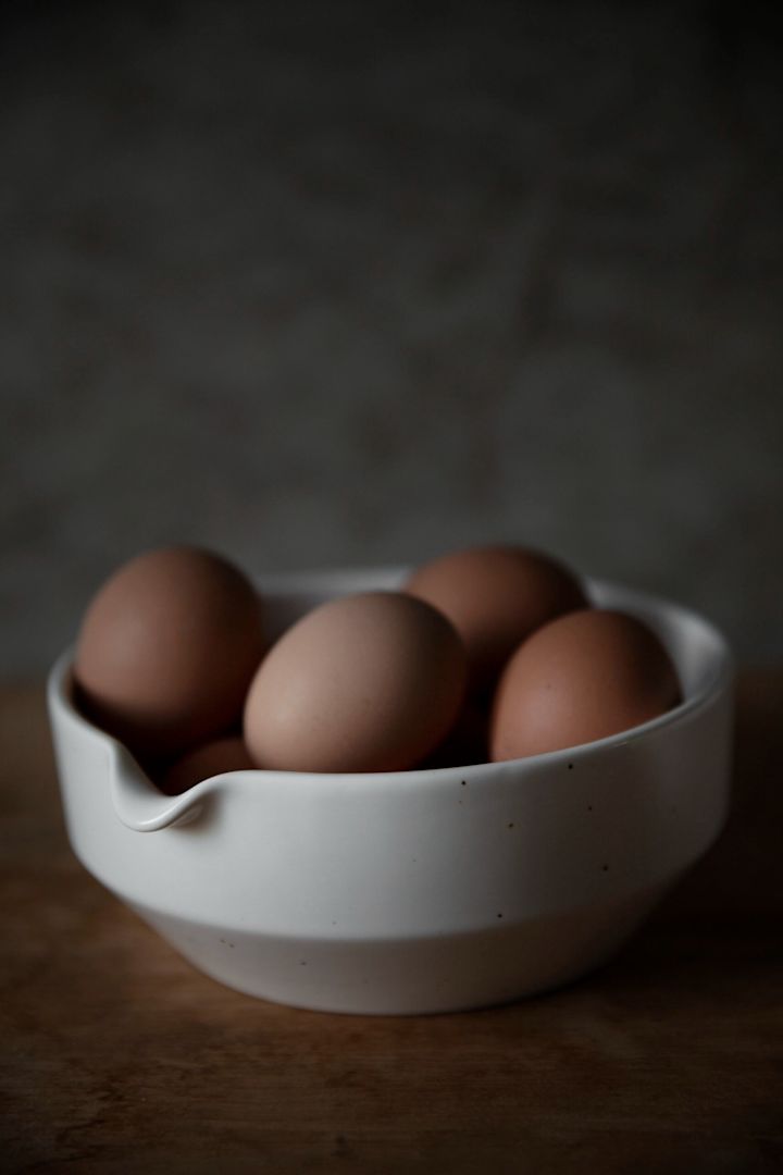 Renew your kitchen with 11 practical & stylish kitchen accessories for easier cooking - here you see Lantliv vessel bowl 2 L from Paradisverkstaden in the colour Havre which is a rustic bowl with pour spout made of stoneware.