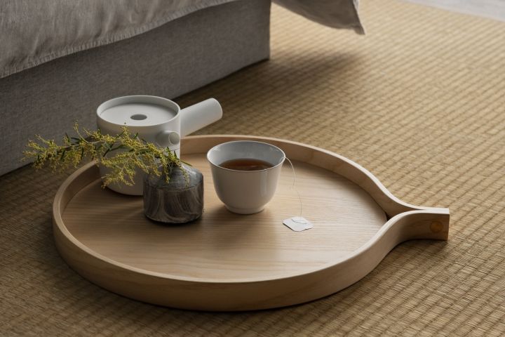 Here you see the handmade Comma tray in oak from the Swedish furniture brand Swedese.