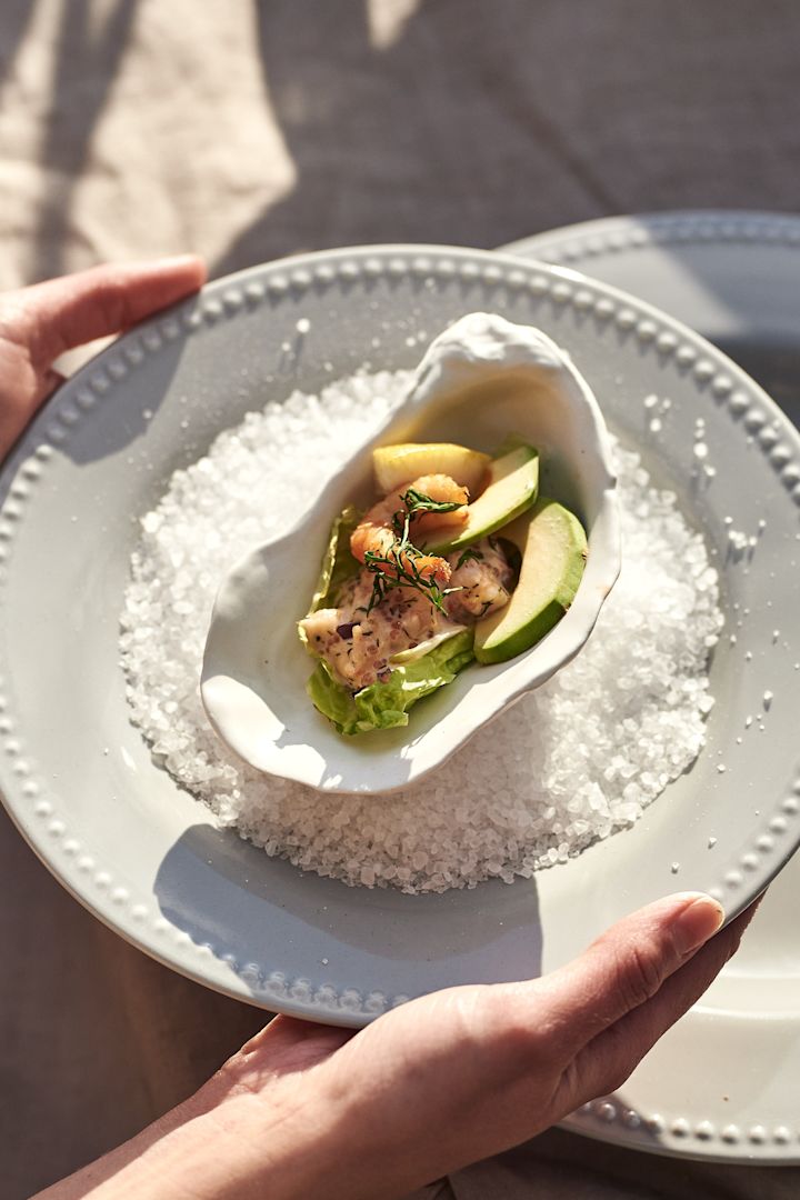 Update your Mediterranean decor with the Oyster bowl from By On. 