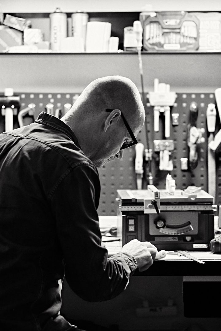 Black and white picture of Thomas Bentzen in his studio in Copenhagen when he is building.