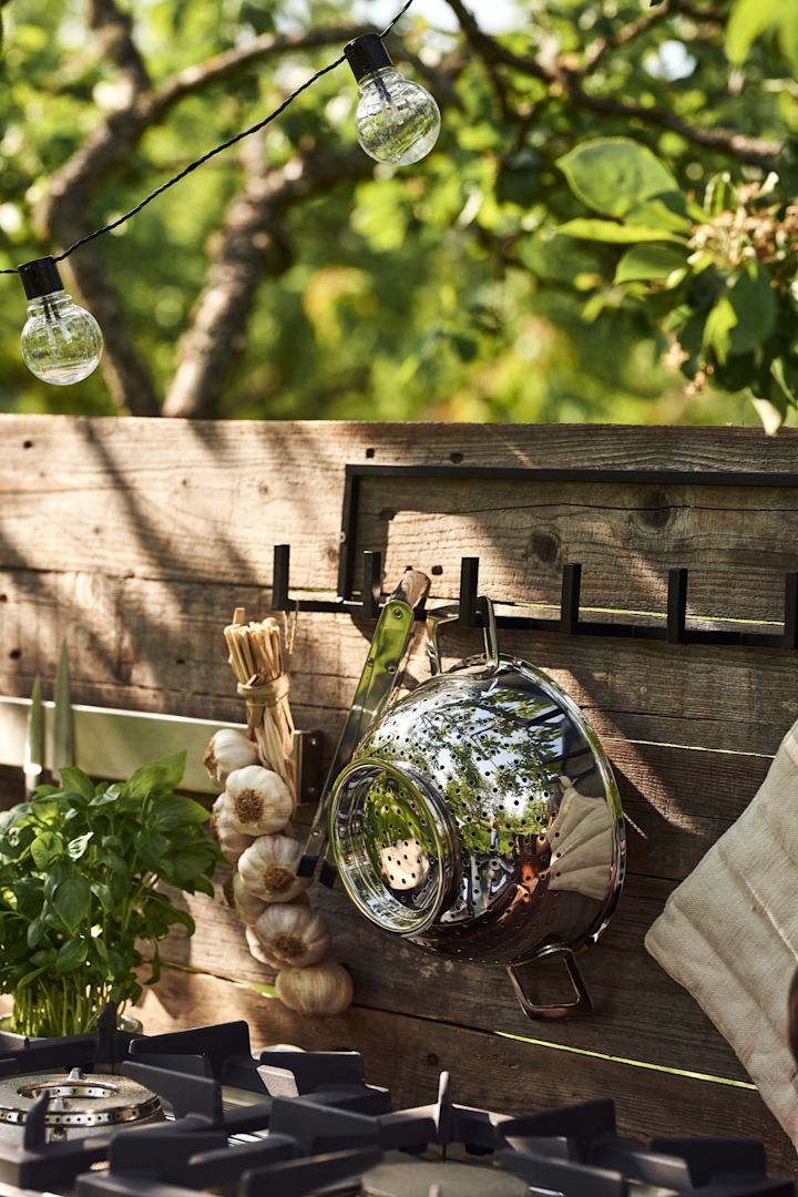 Practical solutions for your outdoor kitchen are summer essentials you cannot miss. Like this coat rack from House Doctor, here used as a rack for your utensils.   