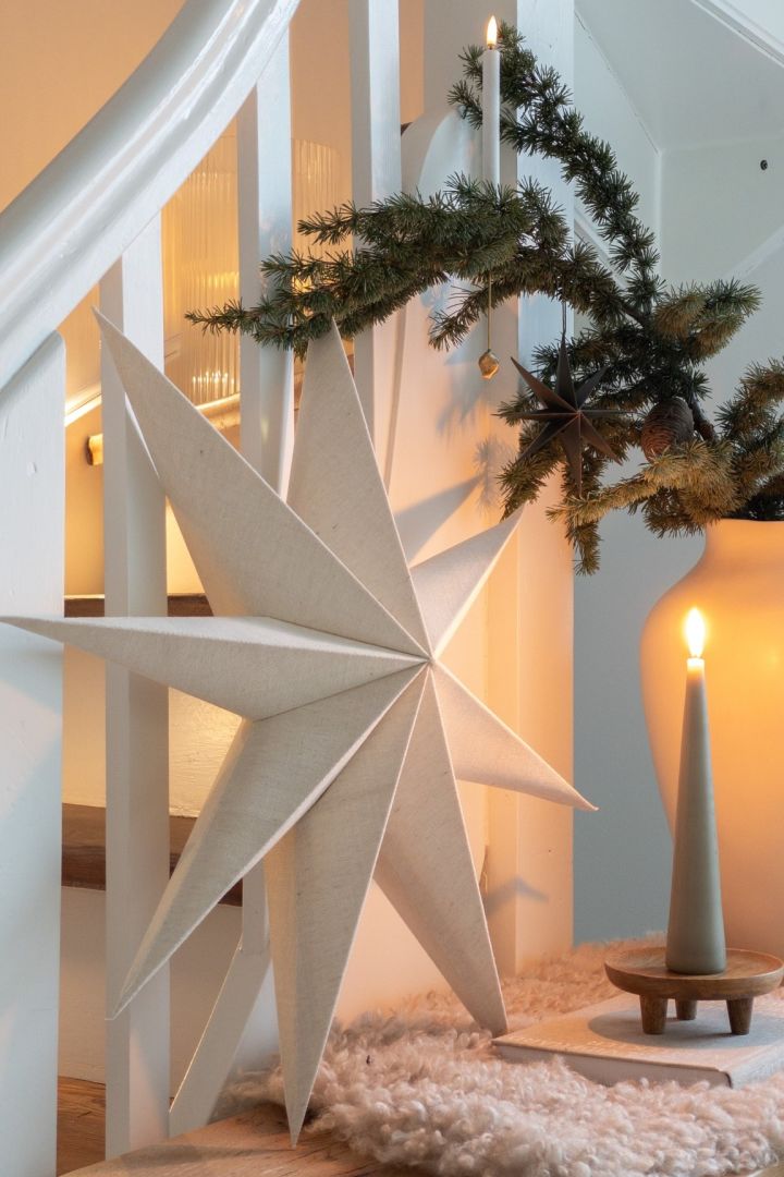 Here you see the popular folded Christmas star Bare standing in the home of German influencer @Haus_tannenkamp.