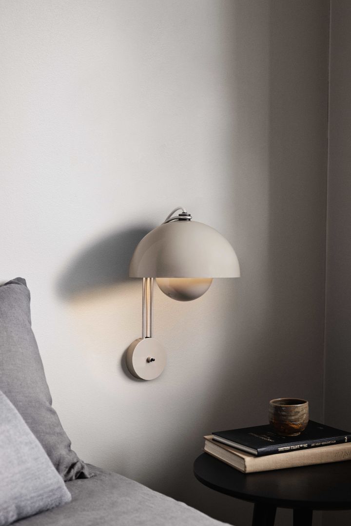 Create a hotel style bedroom with stylish wall lamps! Here you see the Flowerpot VP9 in beige. 