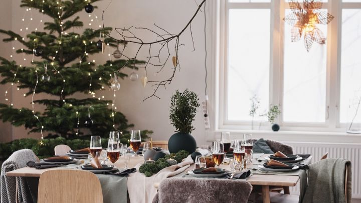 A green Christmas table decoration that can be inspired by nature with decorations such as kale on the table.