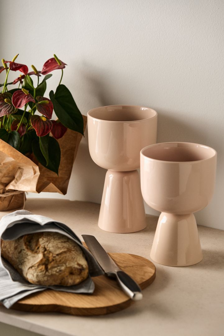 Creative gift ideas for a housewarming - here you see the Nappula plant pots from Iittala and the royal bread knife with the Alvar Aalto tray. 