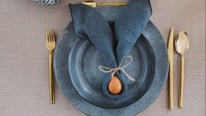 The Tvis gold cutlery from Broste Copenhagen adds an elegant detail to your rustic Easter table setting.
