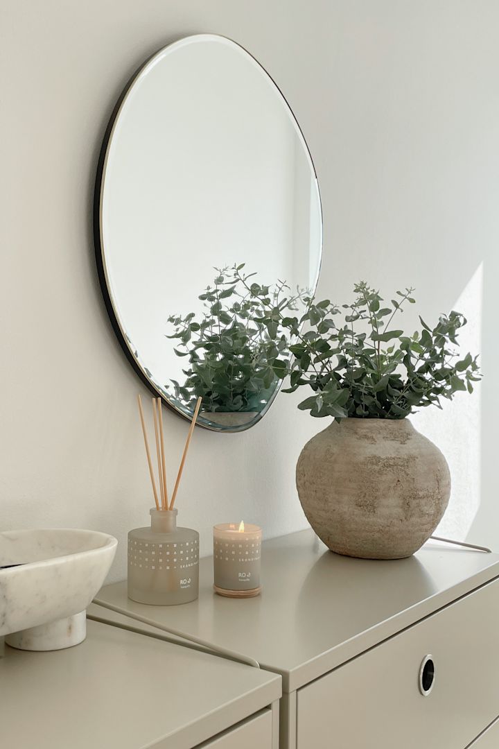 How to decorate a small hallway - inspiration from @our_home_living with scented candles from Skandinavisk and fresh flowers in a nice vase to make the hallway more inviting.