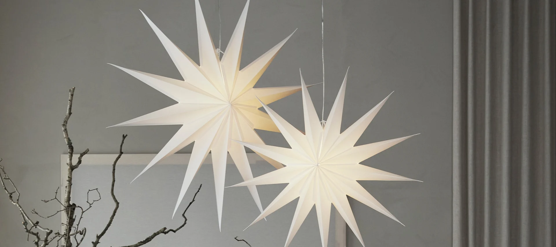 Here you see a newcomer among the Christmas stars, Vivi from Watt & Veke, hanging from the ceiling above a table.