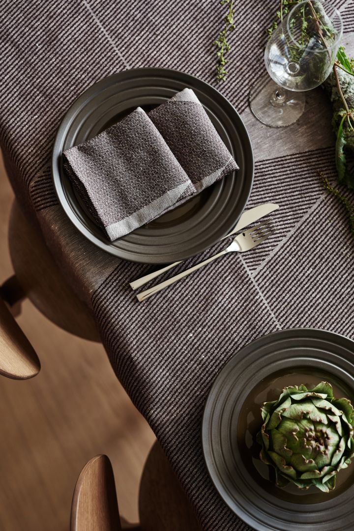 Decorating with nature's greenery is one of the interior design trends for spring 2022 - here you see a table setting in natures tones with NJRD Line's plates in focus.