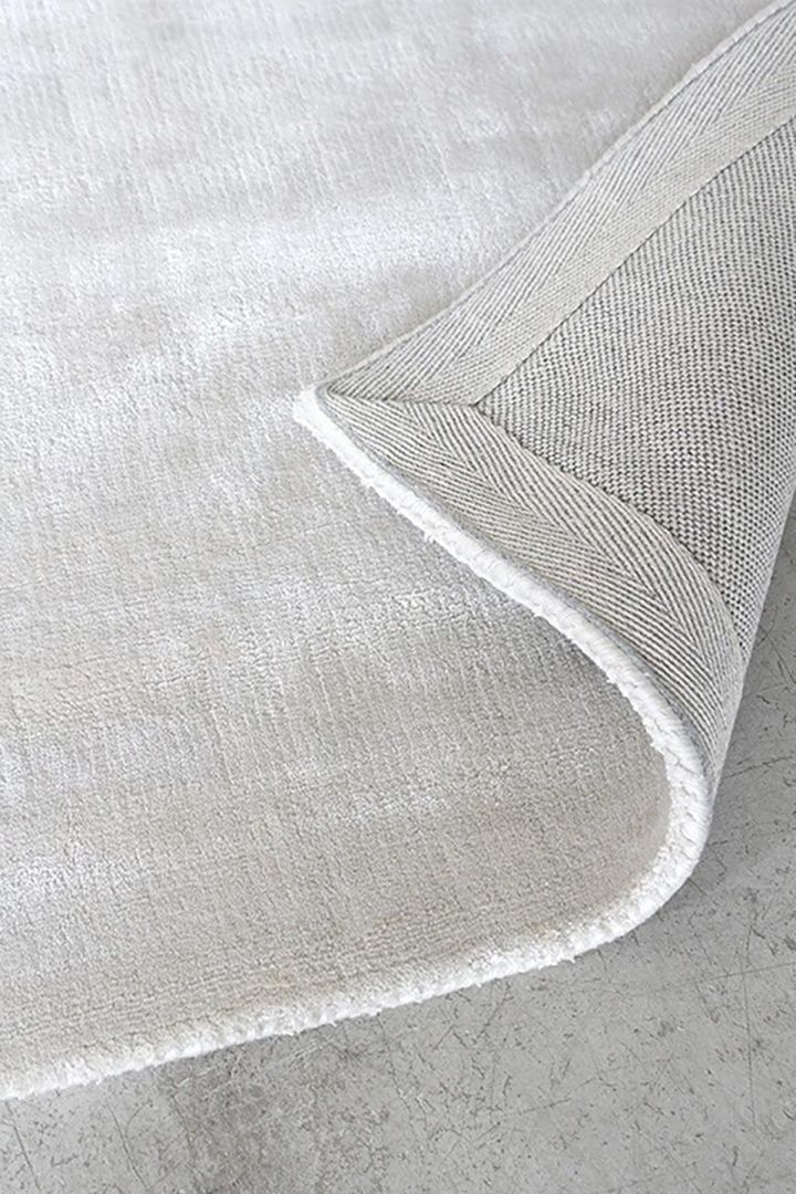 A close up of the solid viscose rug from Layered in our guide to choosing the right rug. 