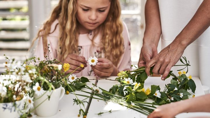 Throw a real Swedish midsummer party and make flower crowns with the whole family.