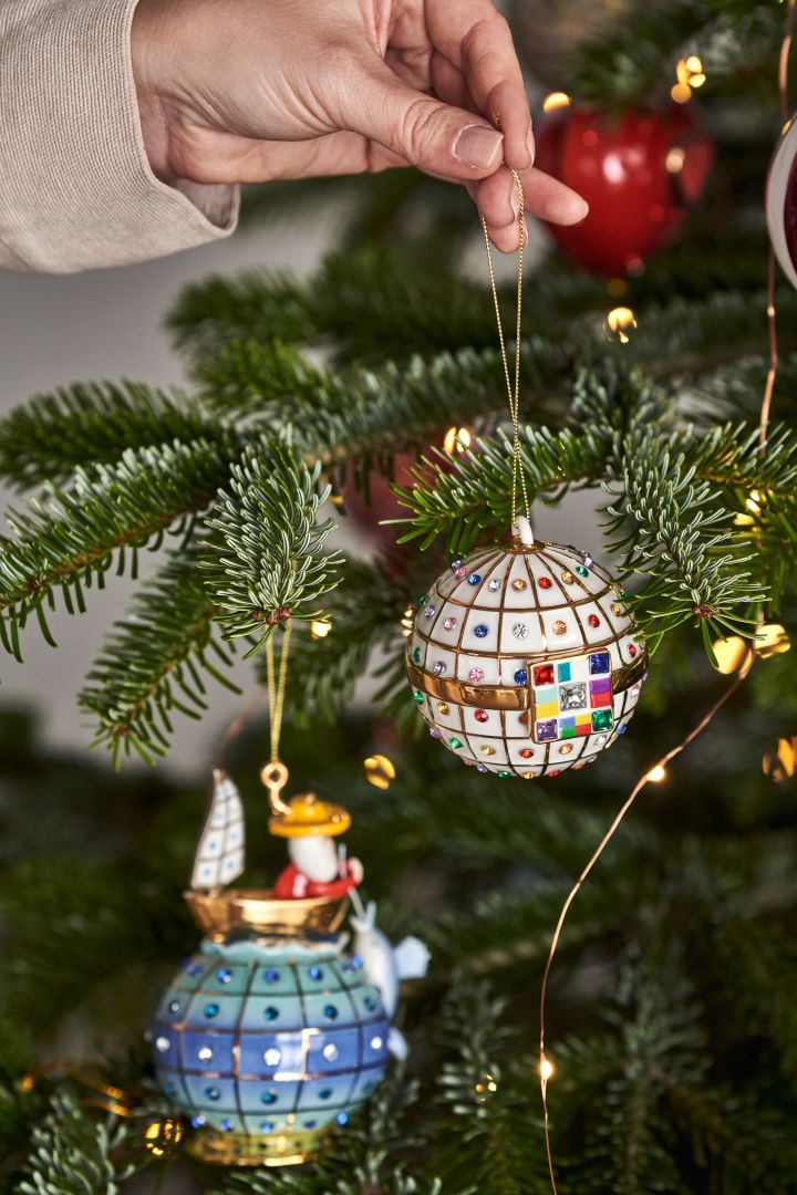Decorate the Christmas tree with Christmas tree decorations for 2021 in 4 different styles according to Nest Trends - Nurture, Share, Boost and Cultivate. Here you see two Faberjori Christmas baubles from Alessi, Palla di Fidanzamento and Il Vecchio e il Mare.