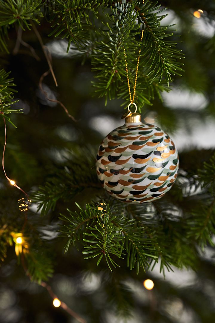 Decorate the Christmas tree with Christmas tree decorations for 2021 in 4 different styles according to Nest Trends - Nurture, Share, Boost and Cultivate. Here you see two Faberjori Christmas baubles from Alessi, Palla di Fidanzamento and Il Vecchio e il Mare.